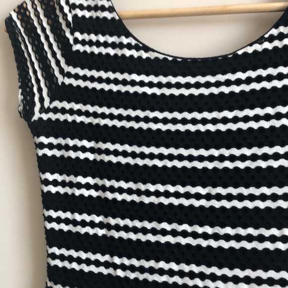 Black and white capped sleeve dress - Picture 2 of 5